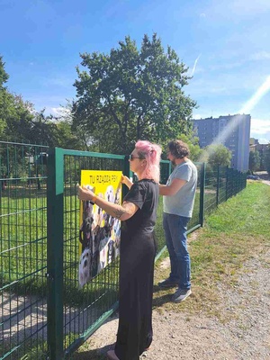 Tu rządzą psy - akcja społeczna - Zespół DKW podczas montażu tablic