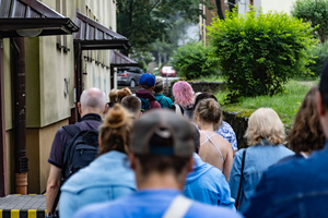 Skoki przez epoki - jak poznawać czas po stylach i detalach architektonicznych? - Uczestnicy podczas spaceru