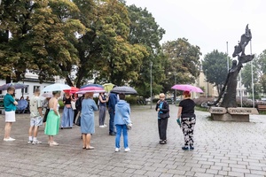 Skoki przez epoki - jak poznawać czas po stylach i detalach architektonicznych? - Uczestnicy podczas spaceru