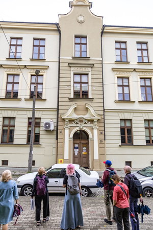 Skoki przez epoki - jak poznawać czas po stylach i detalach architektonicznych? - Uczestnicy podczas spaceru