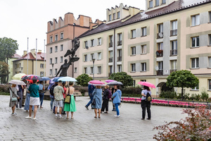 Skoki przez epoki - jak poznawać czas po stylach i detalach architektonicznych? - Uczestnicy podczas spaceru