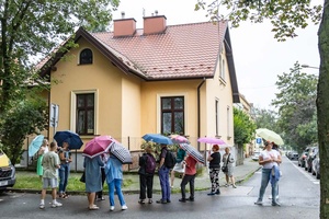 Skoki przez epoki - jak poznawać czas po stylach i detalach architektonicznych? - Uczestnicy podczas spaceru