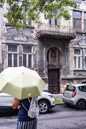 Skoki przez epoki - jak poznawać czas po stylach i detalach architektonicznych? - Uczestnicy podczas spaceru