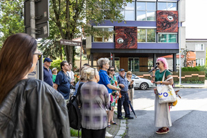 Odmienne lecz codzienne - mozaiki, ceramika i rzeźby, bez których miasto nie byłoby sobą - Uczestnicy podczas spaceru