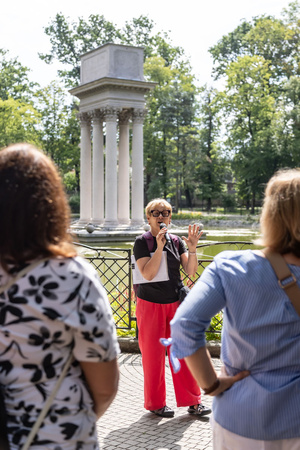 Odmienne lecz codzienne - mozaiki, ceramika i rzeźby, bez których miasto nie byłoby sobą - Baśka Bułdys - prowadząca spacer