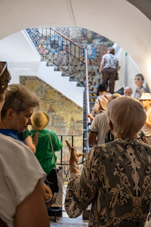 Odmienne lecz codzienne - mozaiki, ceramika i rzeźby, bez których miasto nie byłoby sobą - Uczestnicy podczas spaceru