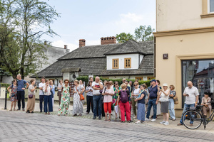 Odmienne lecz codzienne - mozaiki, ceramika i rzeźby, bez których miasto nie byłoby sobą - Uczestnicy podczas spaceru