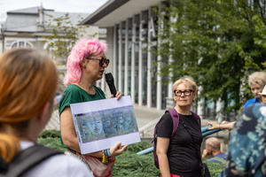 Odmienne lecz codzienne - mozaiki, ceramika i rzeźby, bez których miasto nie byłoby sobą - Uczestnicy podczas spaceru