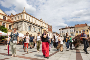 Odmienne lecz codzienne - mozaiki, ceramika i rzeźby, bez których miasto nie byłoby sobą - Uczestnicy podczas spaceru