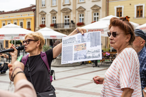 Odmienne lecz codzienne - mozaiki, ceramika i rzeźby, bez których miasto nie byłoby sobą - Uczestnicy podczas spaceru