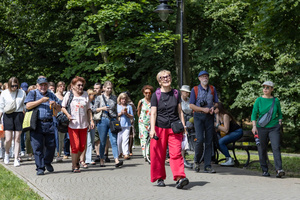 Odmienne lecz codzienne - mozaiki, ceramika i rzeźby, bez których miasto nie byłoby sobą - Uczestnicy podczas spaceru