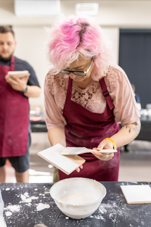 „Płytka tarnowska” - warsztaty ceramiczne spot. 2 - Uczestnicy warsztatów podczas pracy