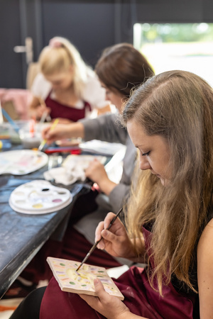 „Płytka tarnowska” - warsztaty ceramiczne spot. 2 - Uczestnicy warsztatów podczas pracy