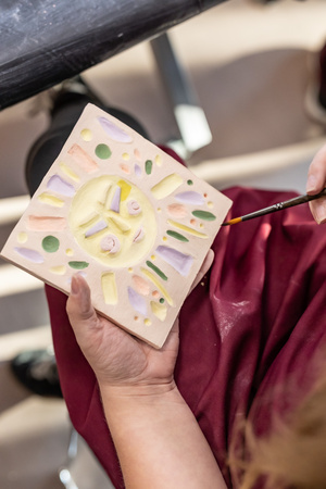 „Płytka tarnowska” - warsztaty ceramiczne spot. 2 - Uczestnicy warsztatów podczas pracy