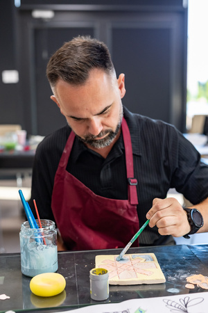 „Płytka tarnowska” - warsztaty ceramiczne spot. 2 - Uczestnicy warsztatów podczas pracy