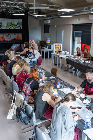 „Płytka tarnowska” - warsztaty ceramiczne spot. 2 - Uczestnicy warsztatów podczas pracy