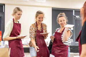 „Płytka tarnowska” - warsztaty ceramiczne spot. 2 - Uczestnicy warsztatów podczas pracy