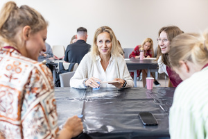 „Płytka tarnowska” - warsztaty ceramiczne spot. 2 - Uczestnicy warsztatów podczas pracy