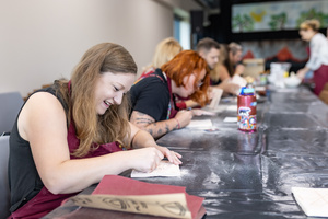 „Płytka tarnowska” - warsztaty ceramiczne spot. 2 - Uczestnicy warsztatów podczas pracy