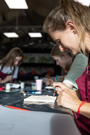 „Płytka tarnowska” - warsztaty ceramiczne spot. 2 - Uczestnicy warsztatów podczas pracy