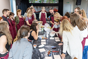 „Płytka tarnowska” - warsztaty ceramiczne spot. 2 - Uczestnicy warsztatów podczas pracy