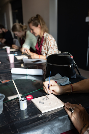 „Płytka tarnowska” - warsztaty ceramiczne spot. 2 - Uczestnicy warsztatów podczas pracy