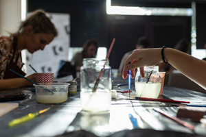 „Płytka tarnowska” - warsztaty ceramiczne spot. 2 - Uczestnicy warsztatów podczas pracy