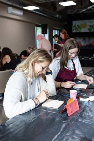 „Płytka tarnowska” - warsztaty ceramiczne spot. 2 - Uczestnicy warsztatów podczas pracy