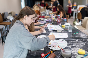 „Płytka tarnowska” - warsztaty ceramiczne spot. 2 - Uczestnicy warsztatów podczas pracy