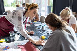 „Płytka tarnowska” - warsztaty ceramiczne spot. 2 - Uczestnicy warsztatów podczas pracy