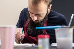 „Płytka tarnowska” - warsztaty ceramiczne spot. 2 - Uczestnicy warsztatów podczas pracy