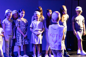 Spektakl "Dziób w dziób" - Mali aktorzy na scenie