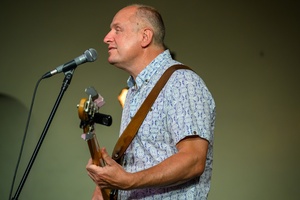 Piosenka Turystyczna na Starówce: Wolna Grupa Bukowina - Na scenie grająca i śpiewająca Wolna Grupa Bukowina