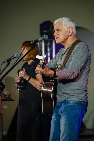 Piosenka Turystyczna na Starówce: Wolna Grupa Bukowina - Na scenie grająca i śpiewająca Wolna Grupa Bukowina