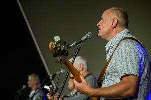 Piosenka Turystyczna na Starówce: Wolna Grupa Bukowina - Na scenie grająca i śpiewająca Wolna Grupa Bukowina