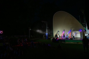 Piosenka Turystyczna na Starówce: Wolna Grupa Bukowina - Na scenie grająca i śpiewająca Wolna Grupa Bukowina