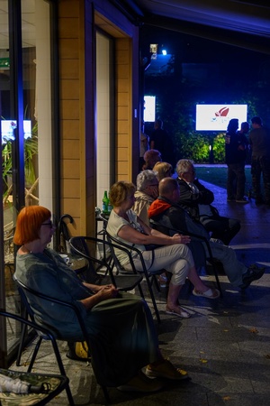 Piosenka Turystyczna na Starówce: Wolna Grupa Bukowina - Publiczność w strefie kawiarnianej zasłuchana w twórczości Wolnej Grupy Bukowiny