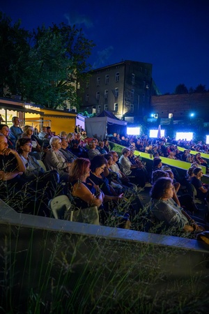 Piosenka Turystyczna na Starówce: Wolna Grupa Bukowina - Amfiteatralna publiczność zasłuchana w twórczości Wolnej Grupy Bukowiny