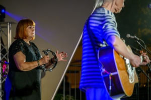 Piosenka Turystyczna na Starówce: Wolna Grupa Bukowina - Na scenie grająca i śpiewająca Wolna Grupa Bukowina