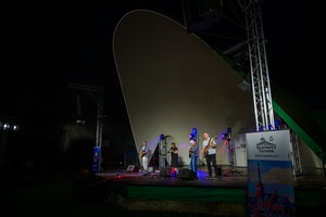 Piosenka Turystyczna na Starówce: Wolna Grupa Bukowina - Na scenie grająca i śpiewająca Wolna Grupa Bukowina