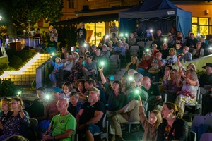 Piosenka Turystyczna na Starówce: Wolna Grupa Bukowina - Amfiteatralna publiczność w interakcji z występującym zespołem