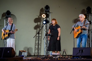 Piosenka Turystyczna na Starówce: Wolna Grupa Bukowina - Na scenie grająca i śpiewająca Wolna Grupa Bukowina