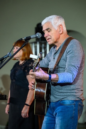 Piosenka Turystyczna na Starówce: Wolna Grupa Bukowina - Na scenie grająca i śpiewająca Wolna Grupa Bukowina