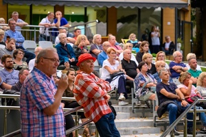 Piosenka Turystyczna na Starówce: Wolna Grupa Bukowina - Amfiteatralna publiczność zasłuchana w twórczości Wolnej Grupy Bukowiny