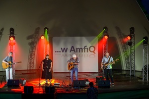 Piosenka Turystyczna na Starówce: Wolna Grupa Bukowina - Na scenie grająca i śpiewająca Wolna Grupa Bukowina