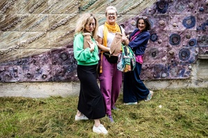 Wycieczka szlakiem małopolskiej ceramiki - Agnieszka Poliwka, Dorota Omylska i Renata Stadler podczas wycieczki