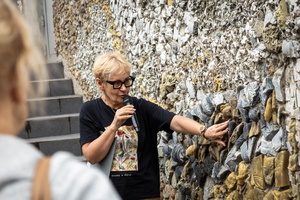 Wycieczka szlakiem małopolskiej ceramiki - Barbara Bułdys podczas wycieczki