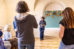 Wyjazd studyjny do Krakowa - Bożena Kostuch na wystawie "Łysogórski Zwierzyniec"