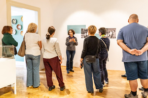 Wyjazd studyjny do Krakowa - Uczestnicy podczas zwiedzania wystawy "Łysogórski Zwierzyniec"