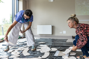 „Kompozycja miejska” - warsztaty ceramiczne - Uczestnicy podczas warsztatów